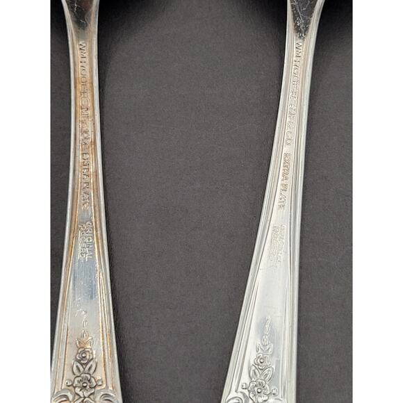 Set of 2 WM Rogers Silverplate Flatware Spoon Magnolia Extra Plate - Picture 8 of 10